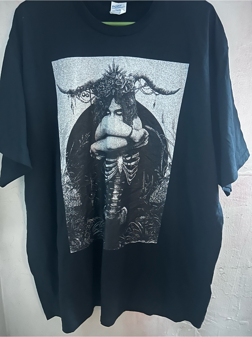 Source Unknown Black Graphic Short Sleeve Tee with Monochrome Gothic Print